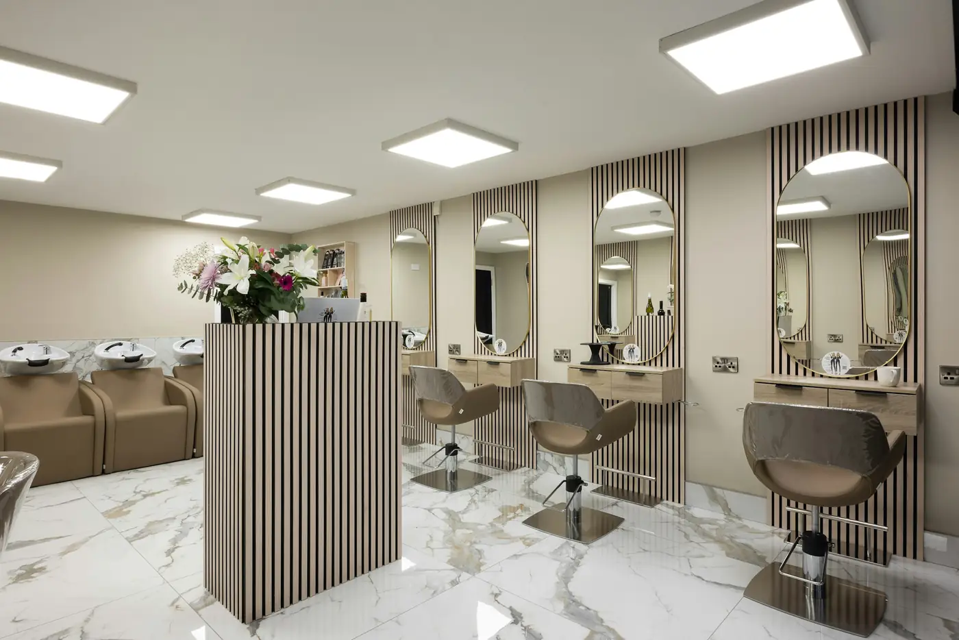 Interiorul unui salon cu oglinzi și scaune