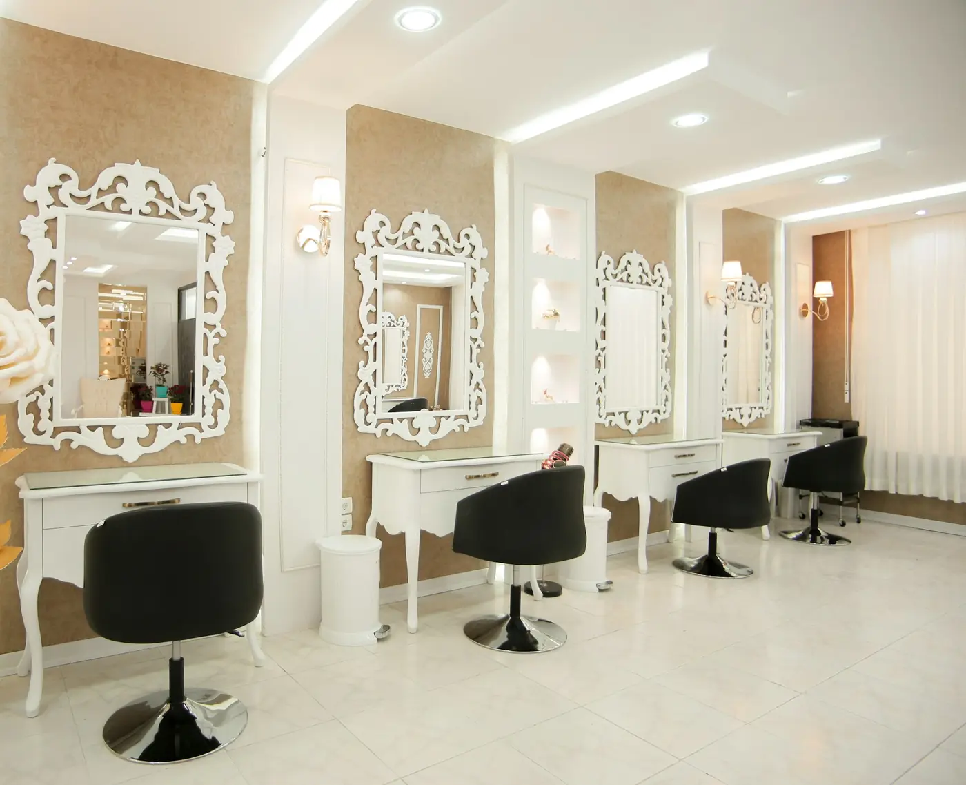 Salon cu oglinzi elegante cu rame albe sculptate și lumini calde