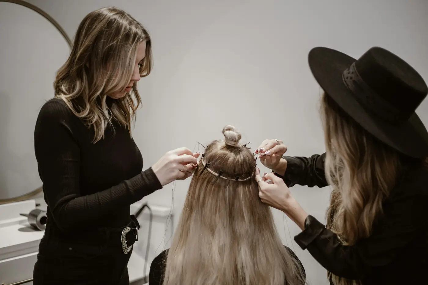 Hair-stilistă care coafează o clientă